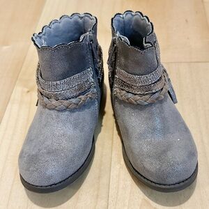 Stylish Gray Kids Boots size toddler 8